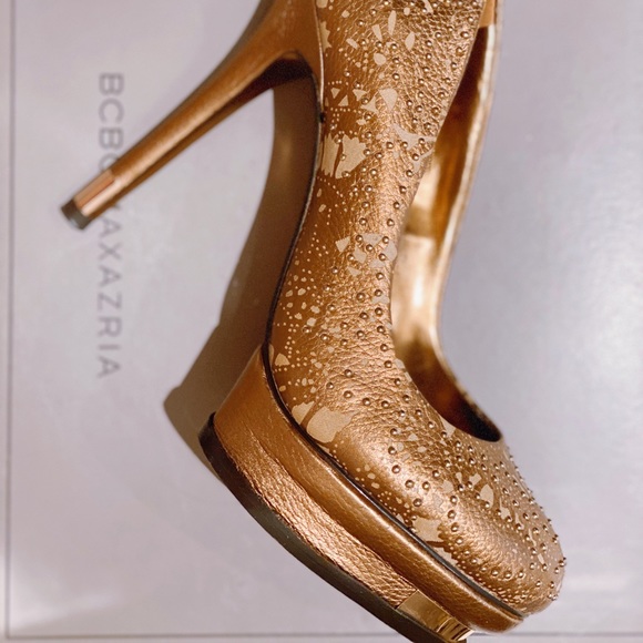 BCBG elegant and comfortable pump - Picture 3 of 6